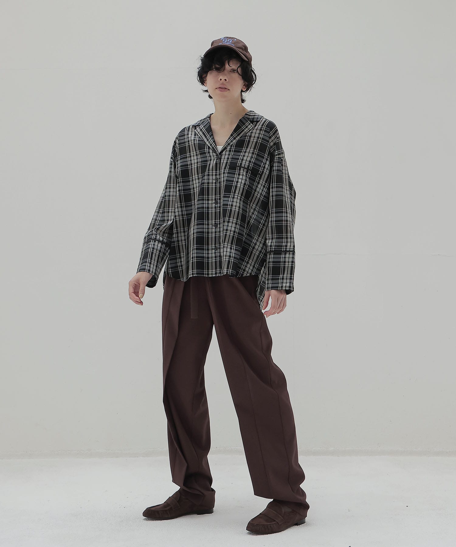fluttering tapered pants