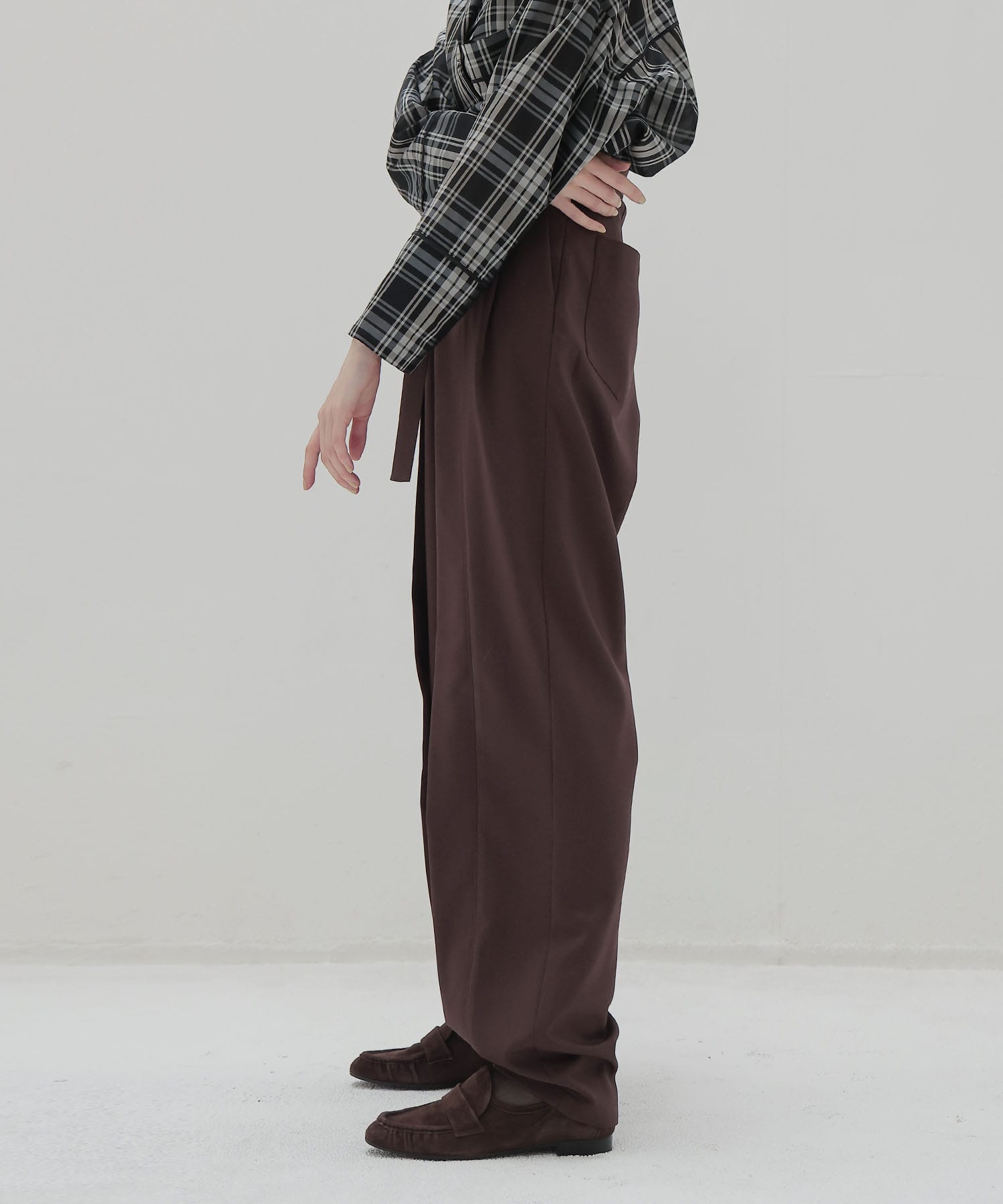 fluttering tapered pants