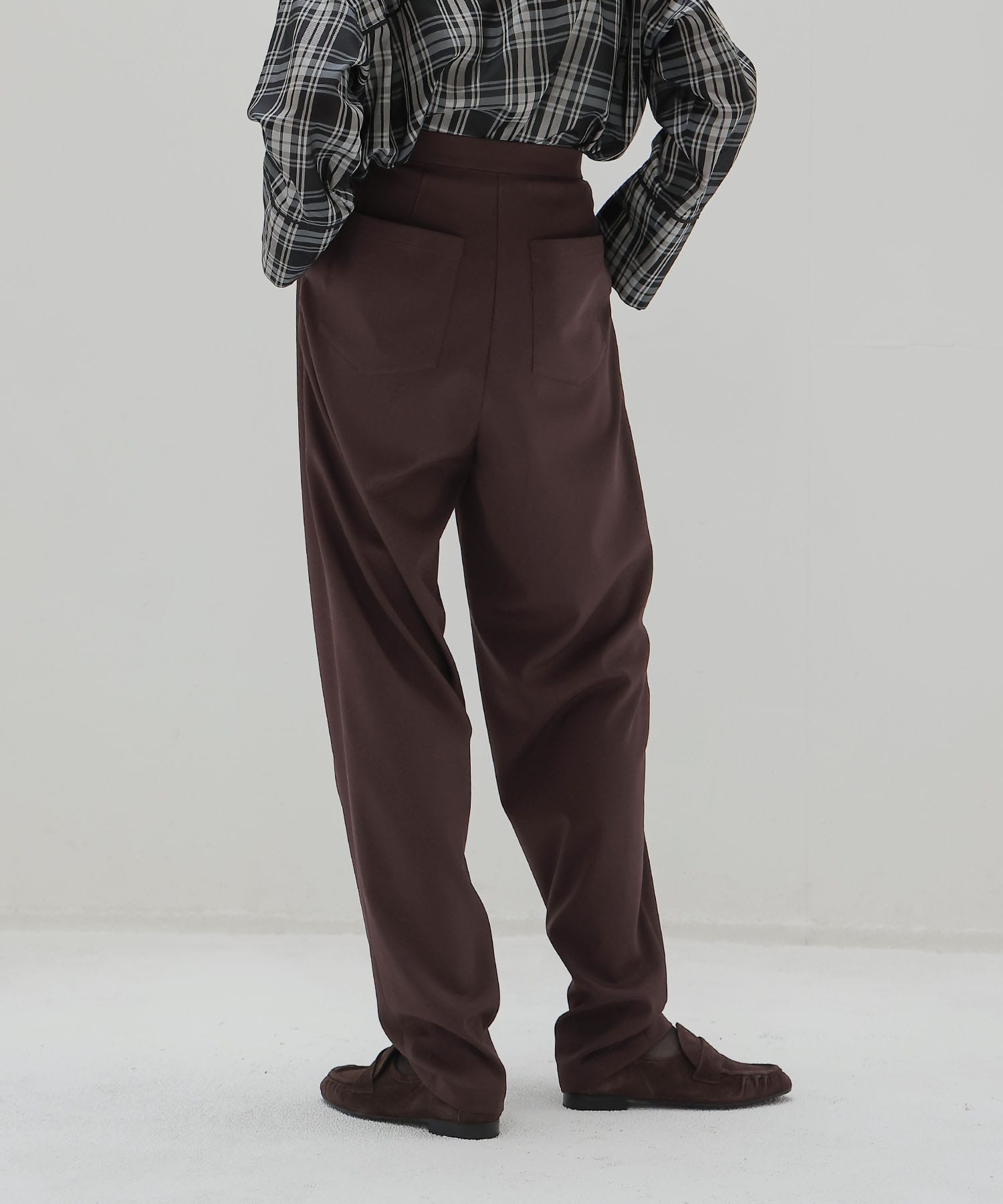fluttering tapered pants