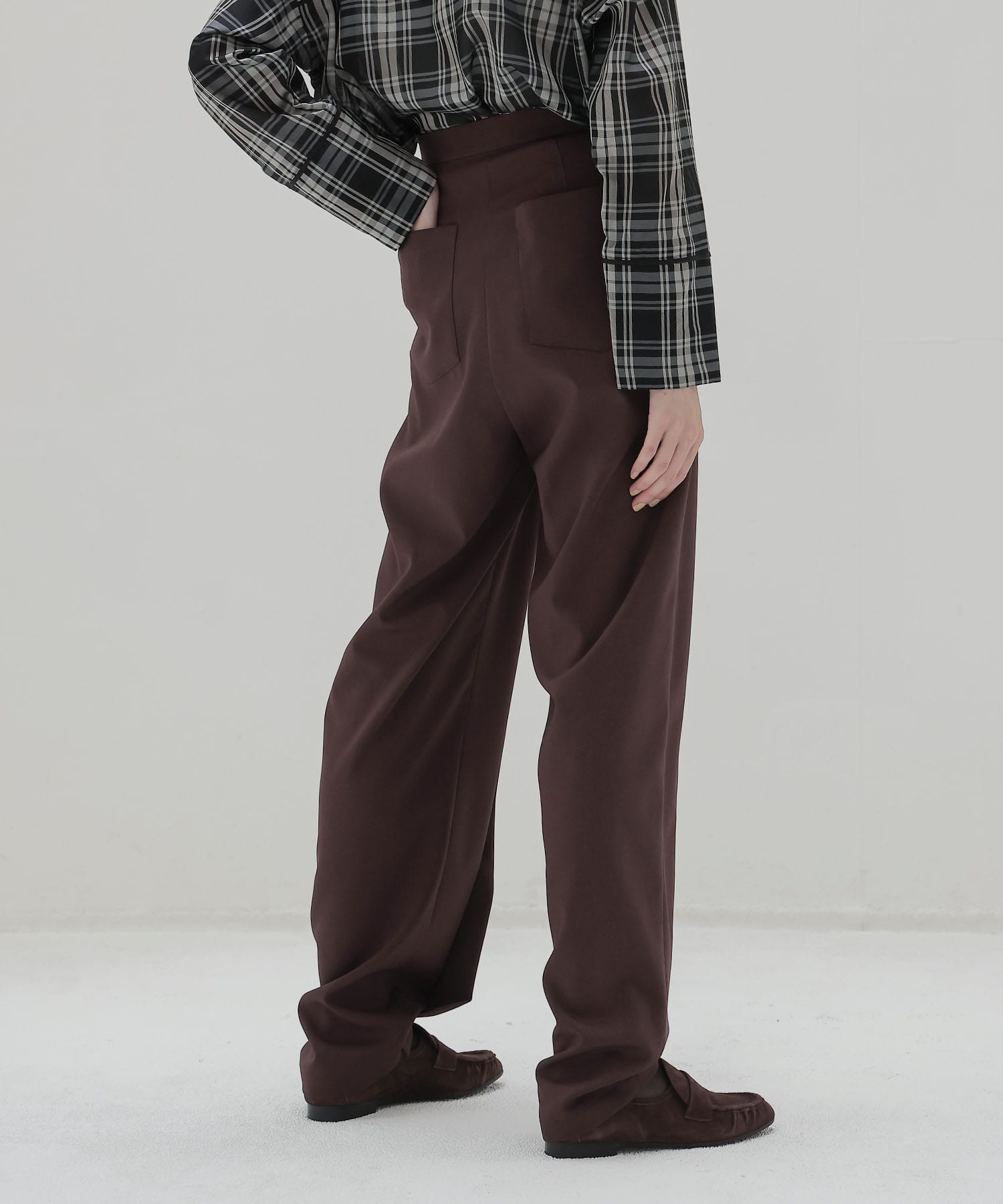 fluttering tapered pants