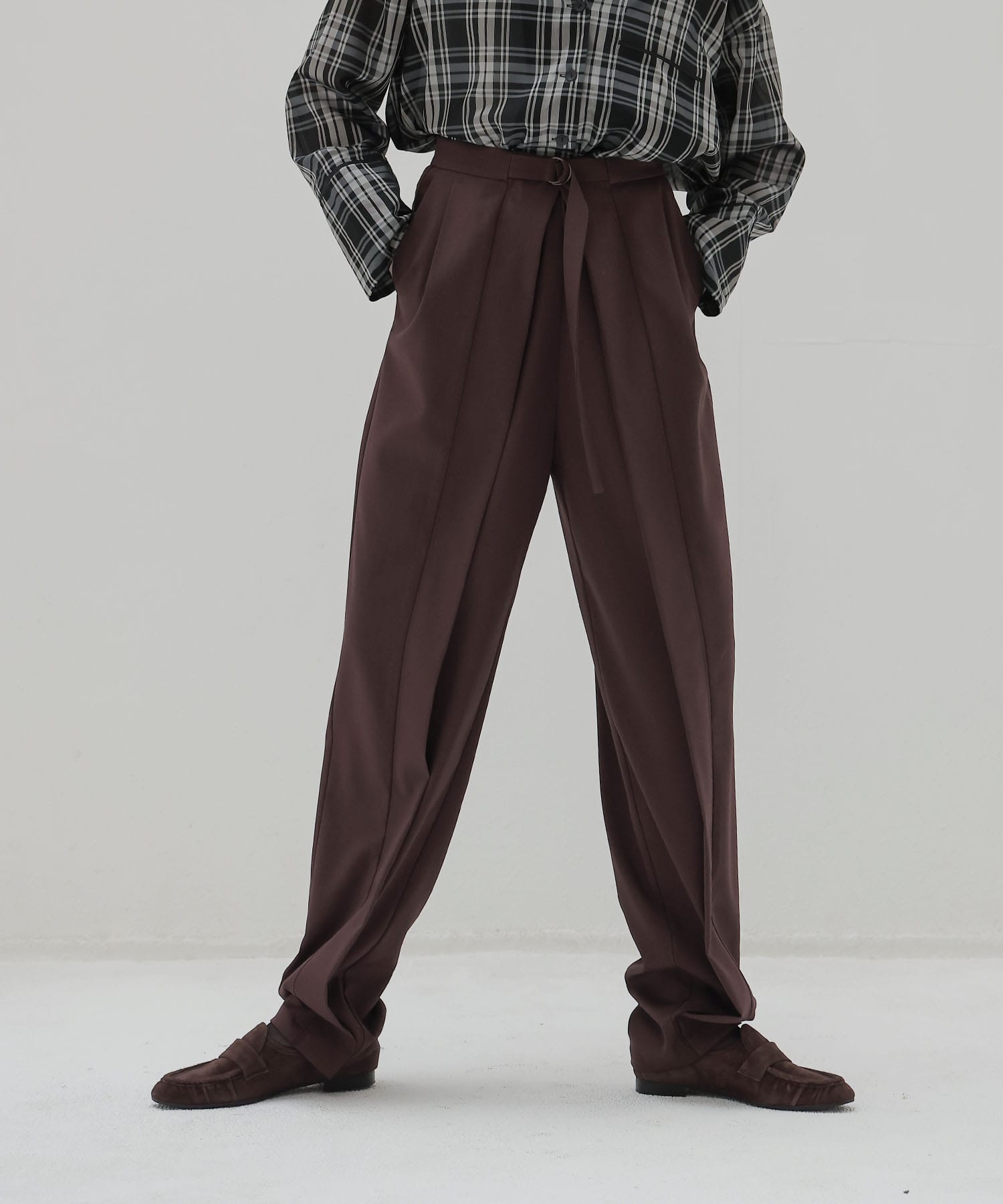 fluttering tapered pants