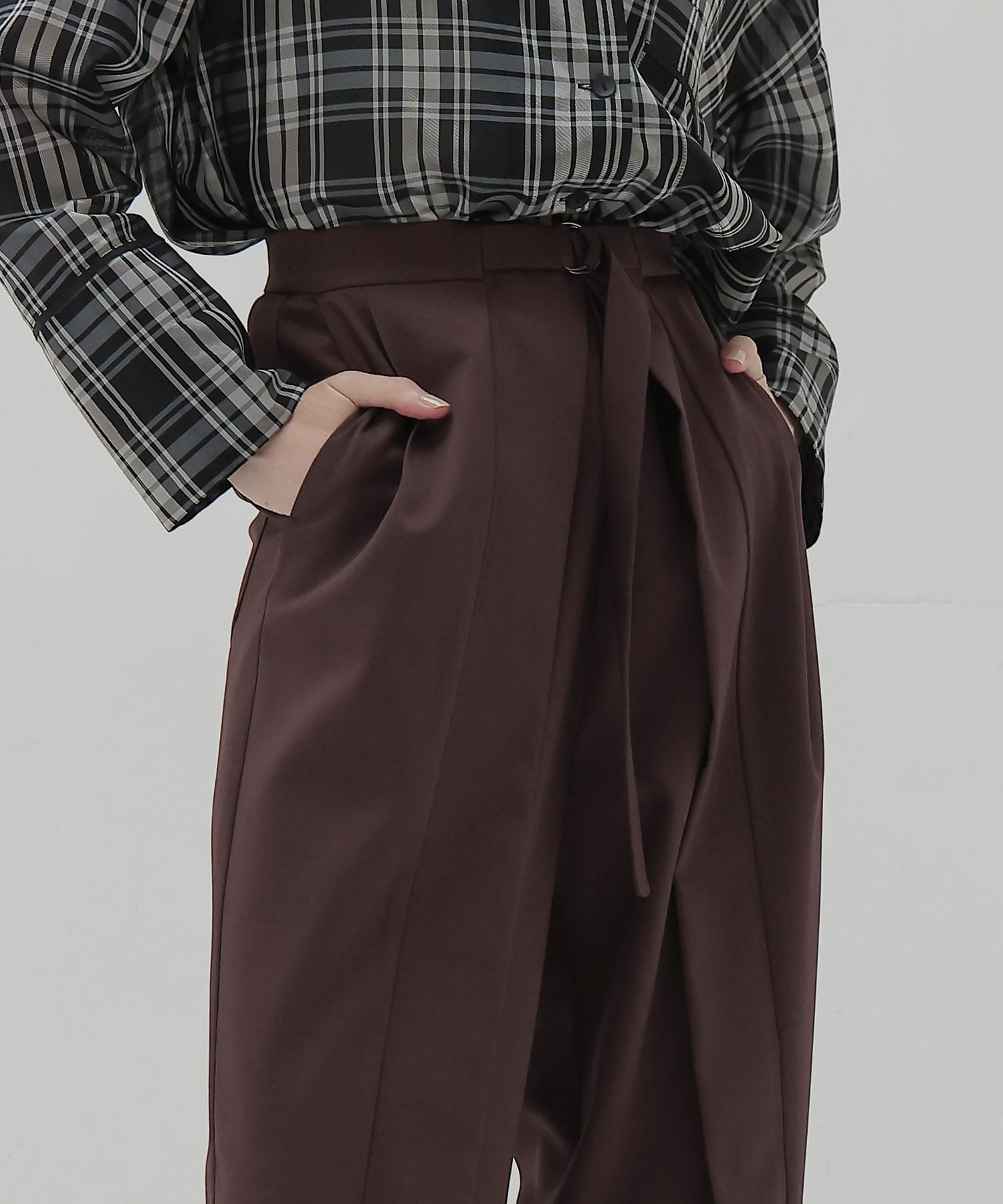 fluttering tapered pants