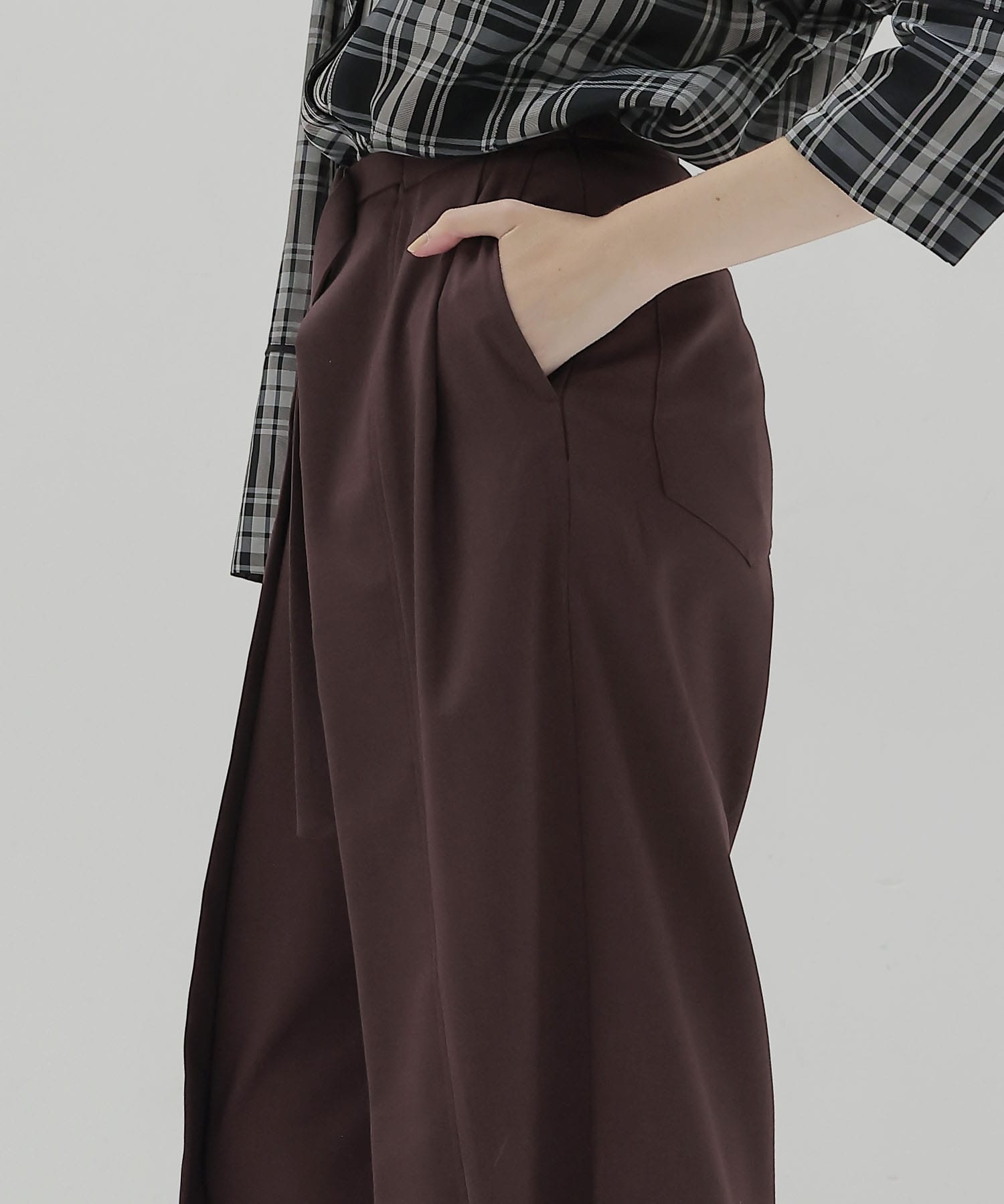 fluttering tapered pants