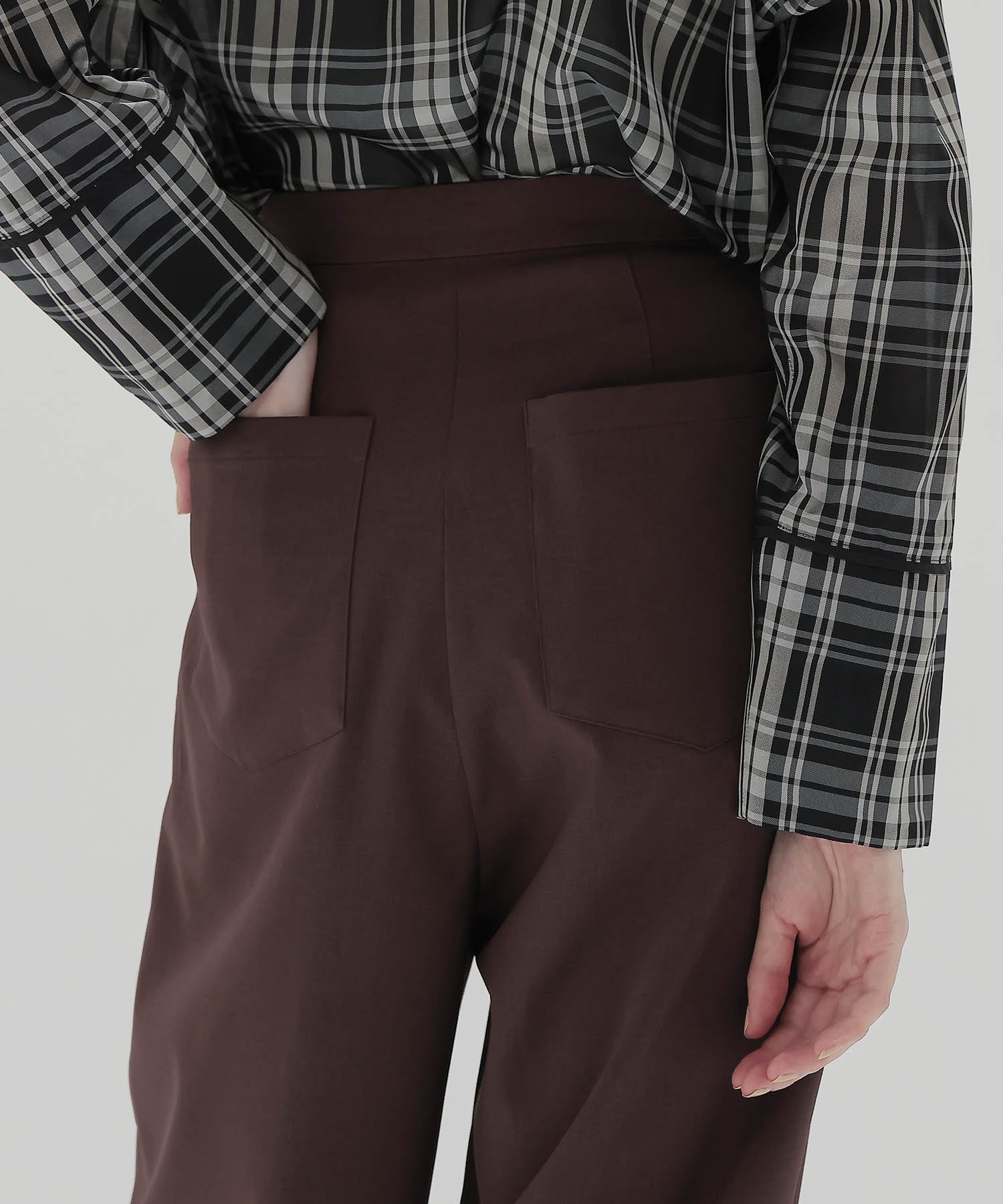 fluttering tapered pants
