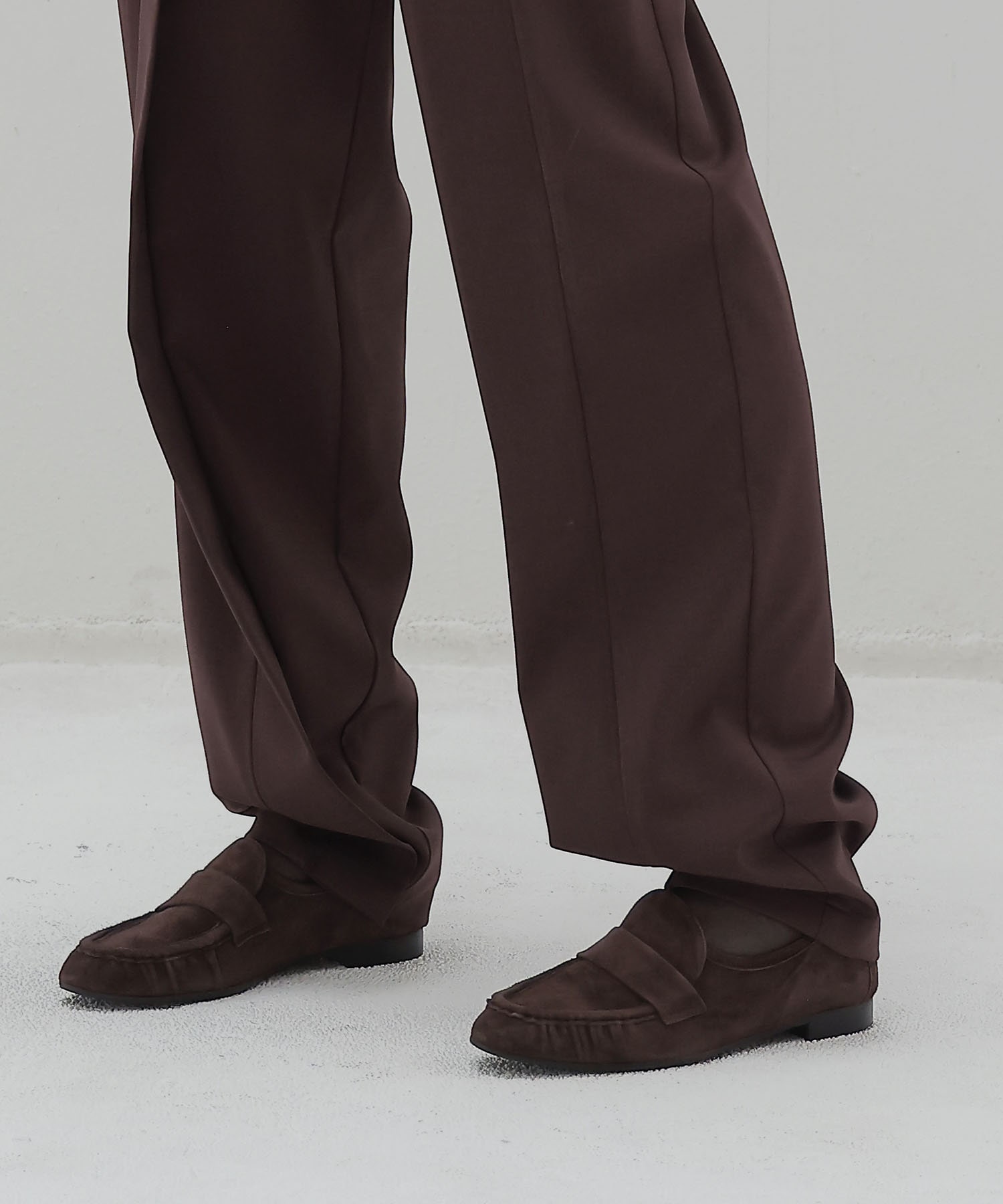 fluttering tapered pants