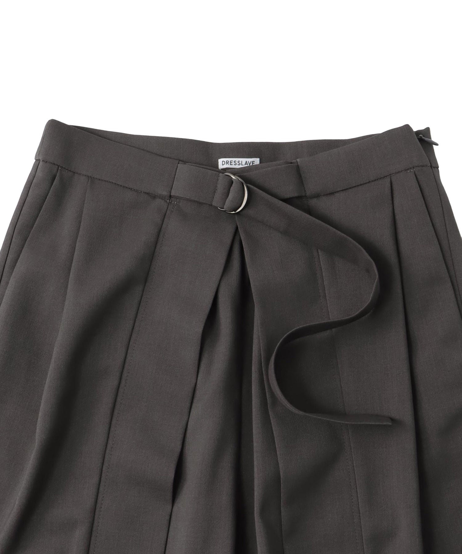fluttering tapered pants