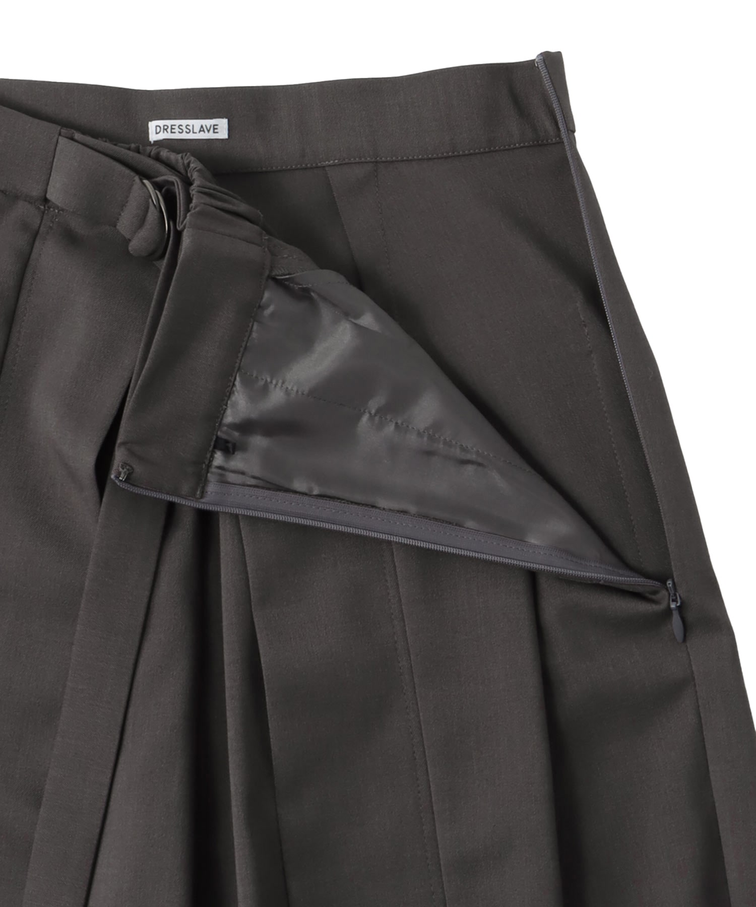 fluttering tapered pants