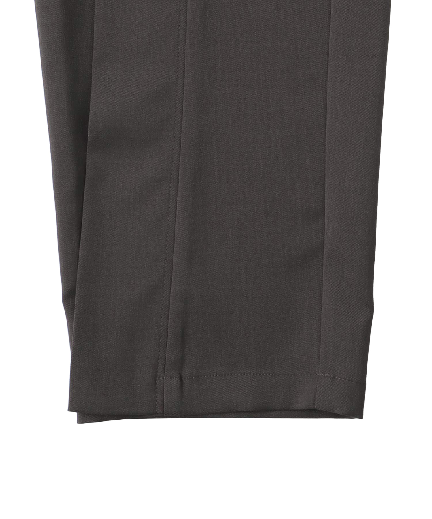 fluttering tapered pants