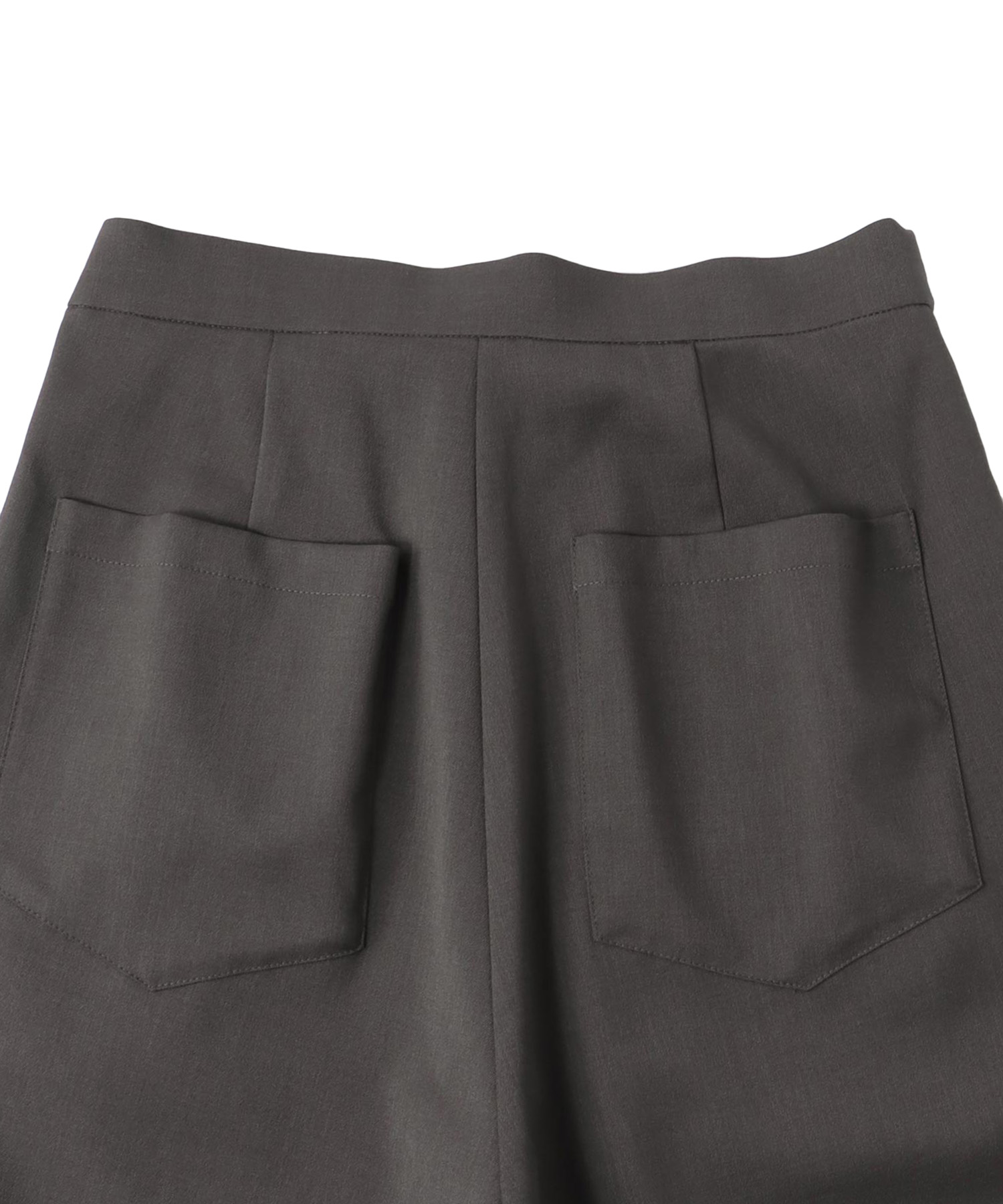 fluttering tapered pants