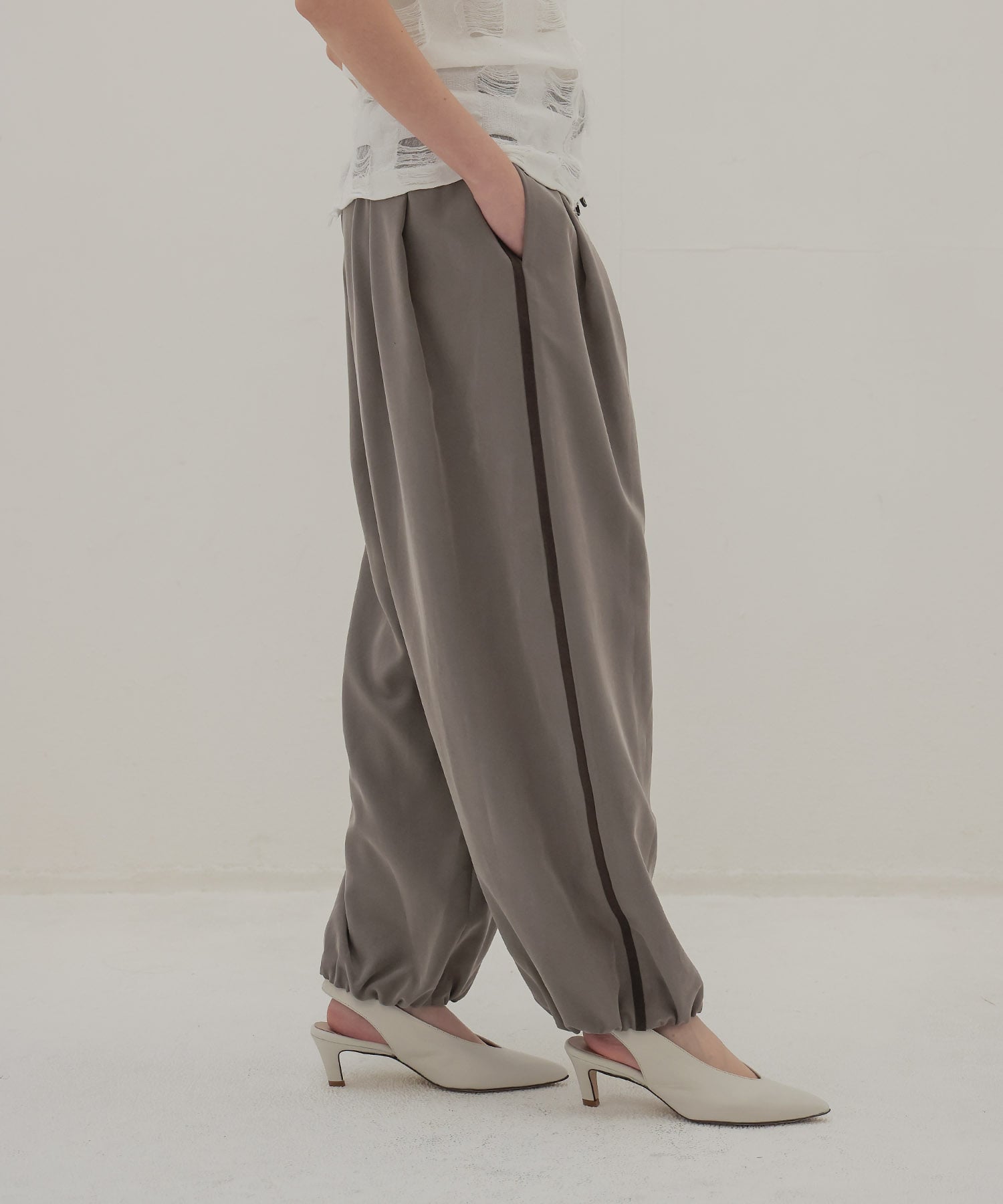 gather balloon line pants
