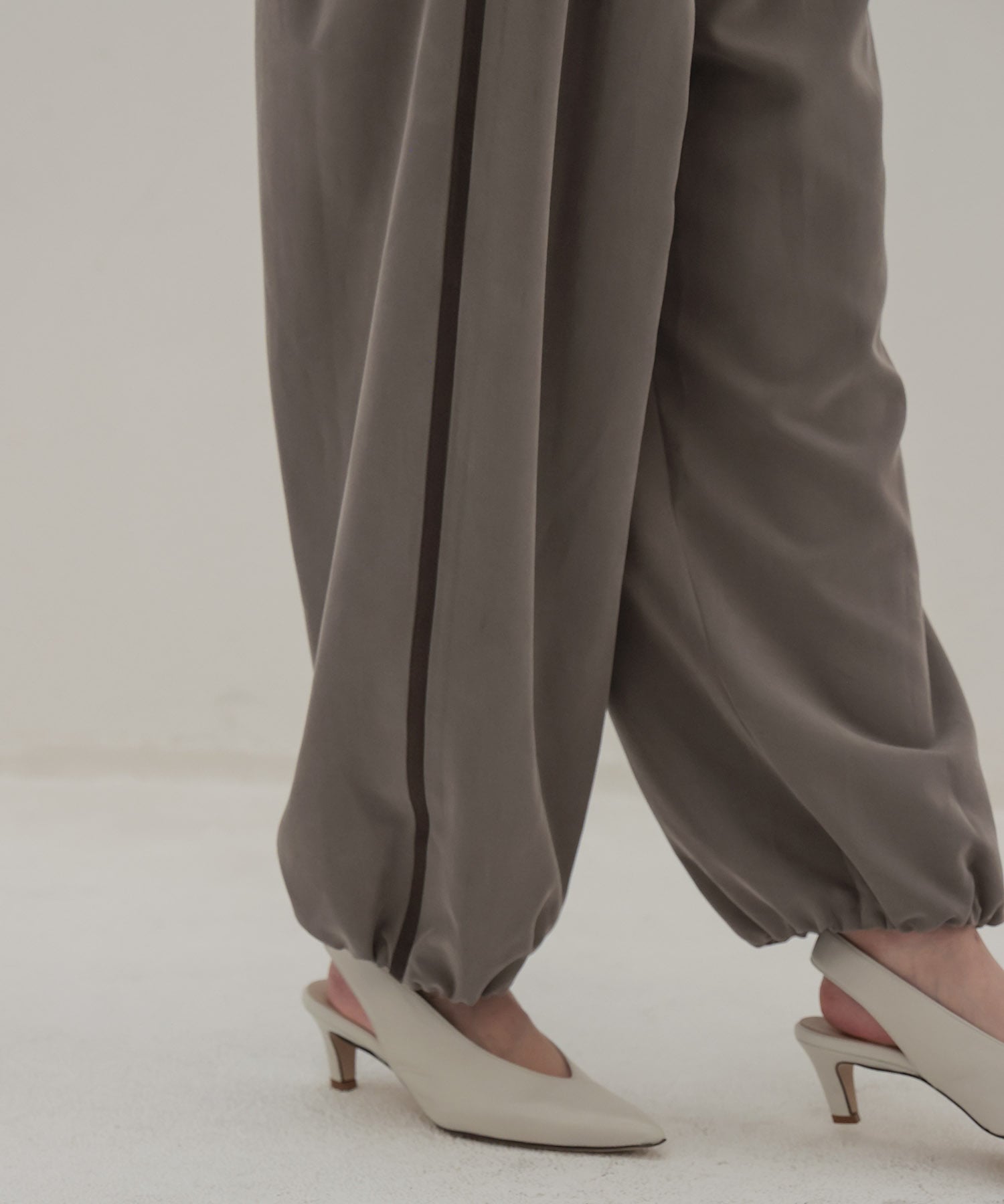 gather balloon line pants