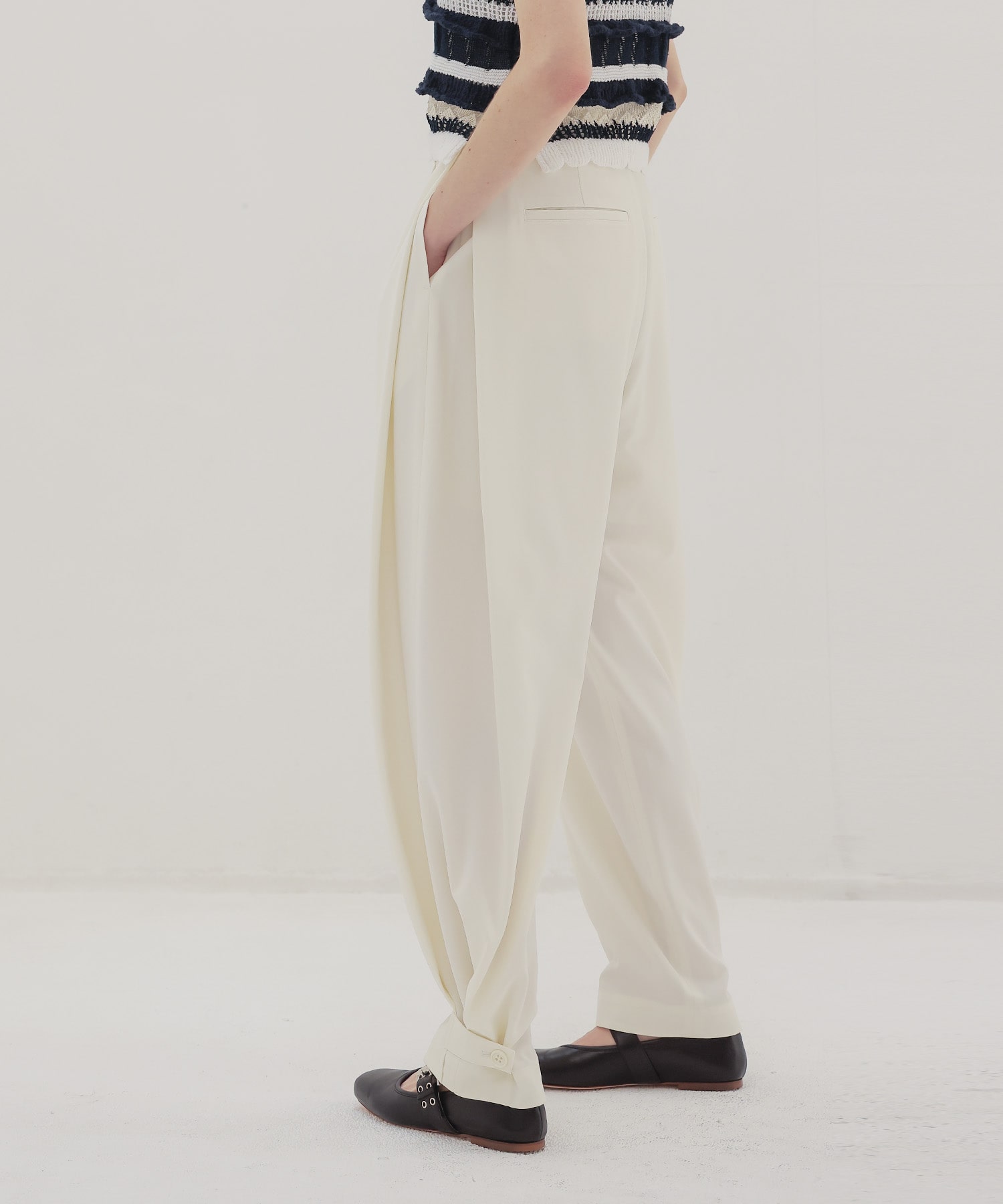 side volume tuck pants