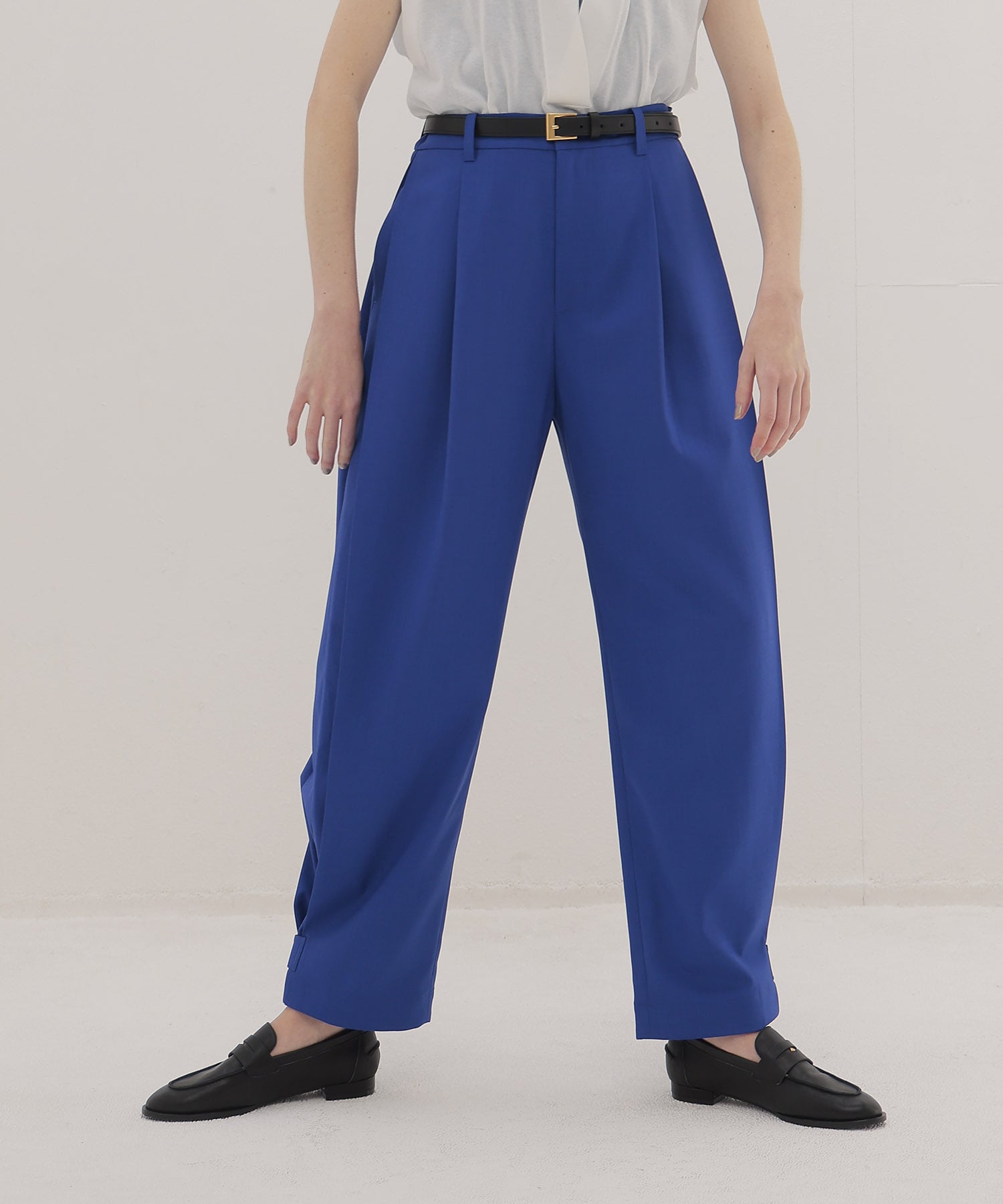 side volume tuck pants