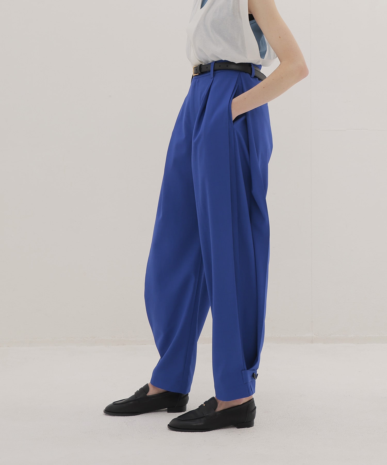 side volume tuck pants
