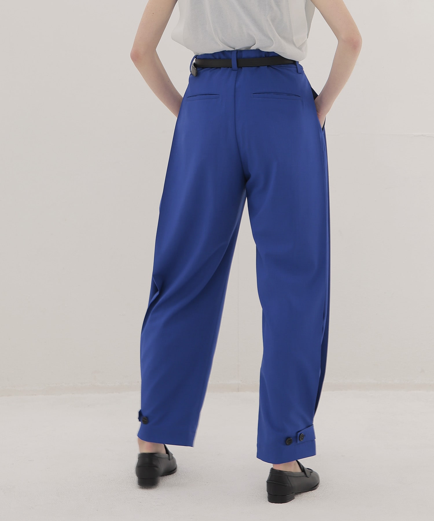 side volume tuck pants