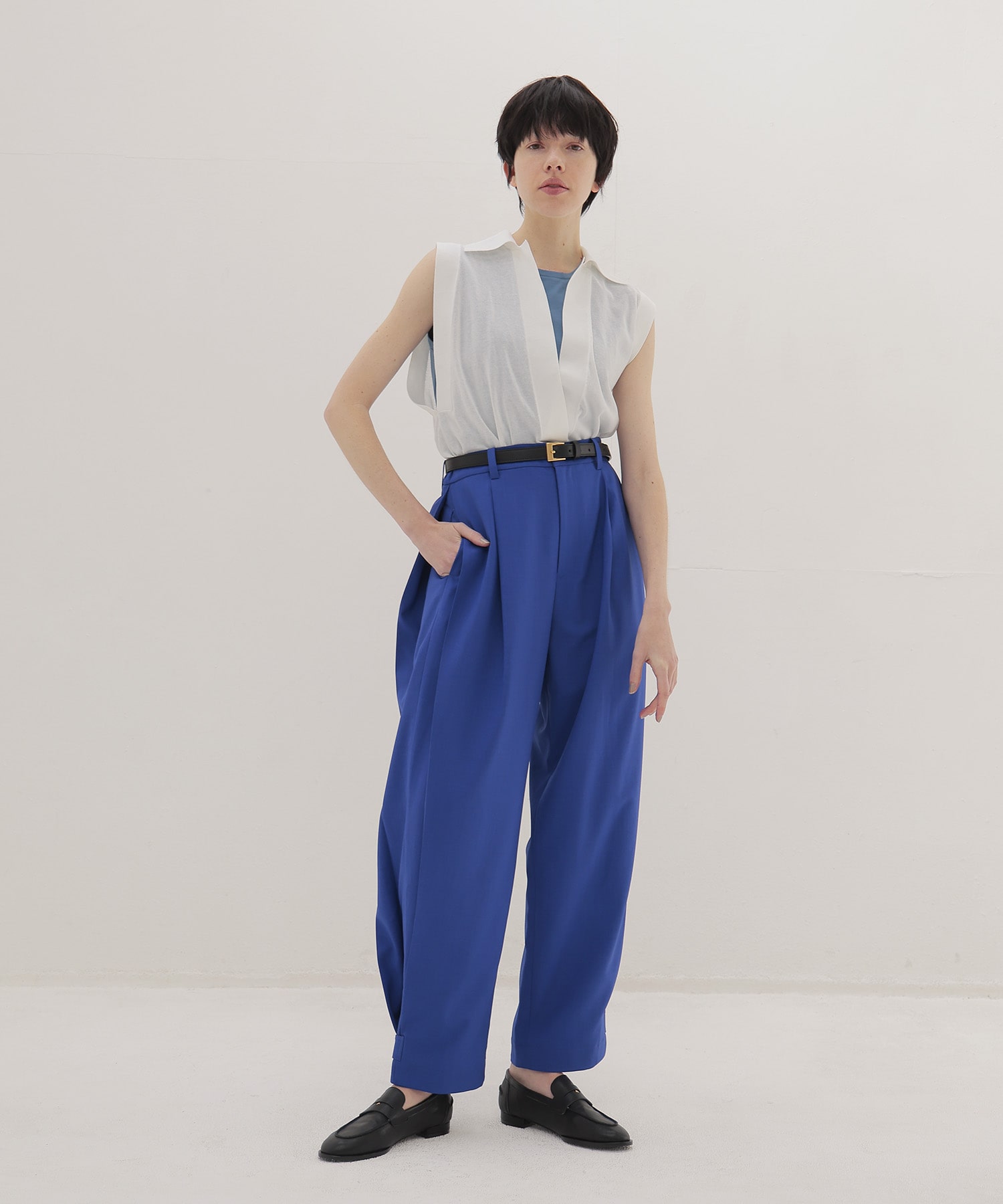 side volume tuck pants