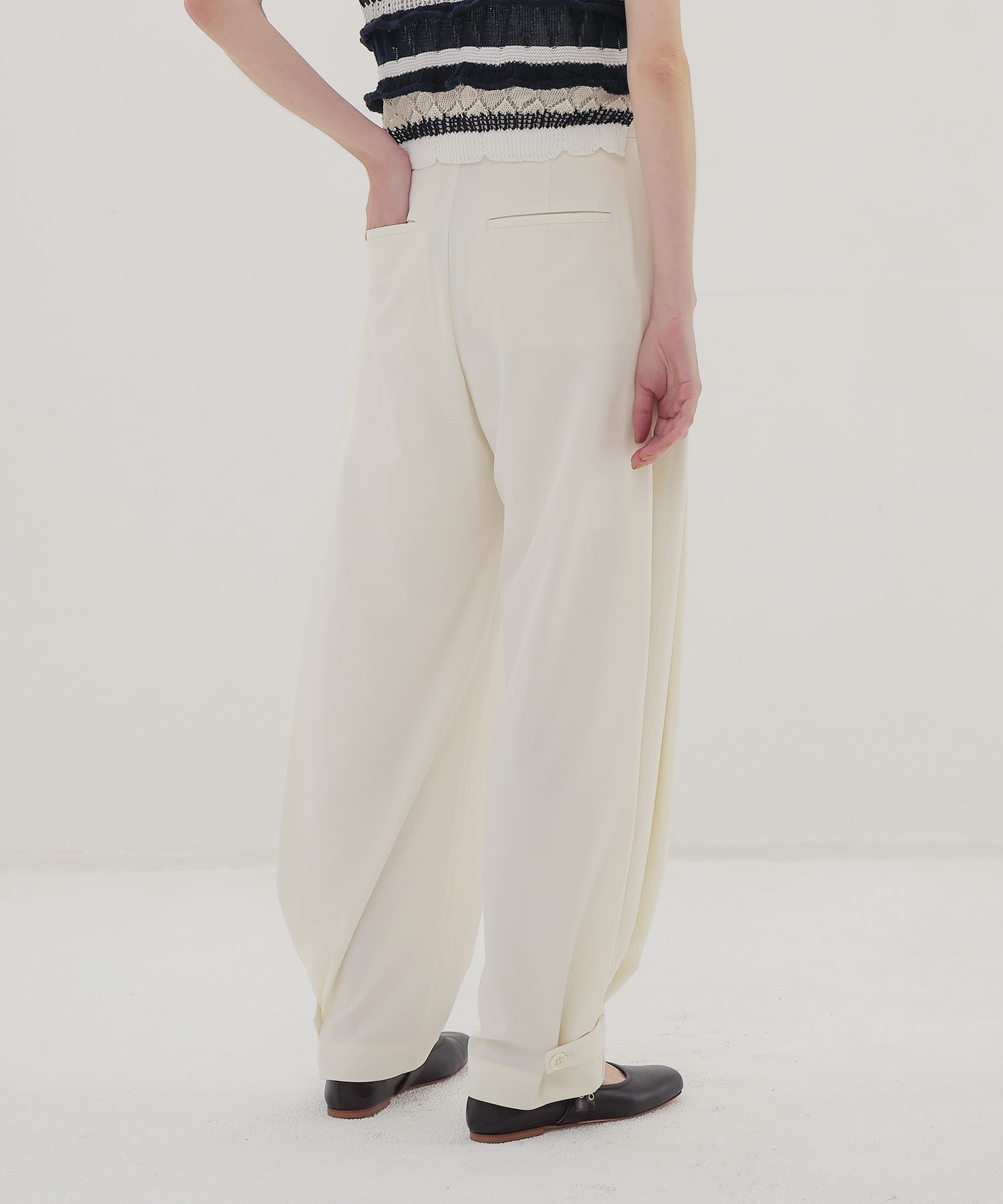 side volume tuck pants