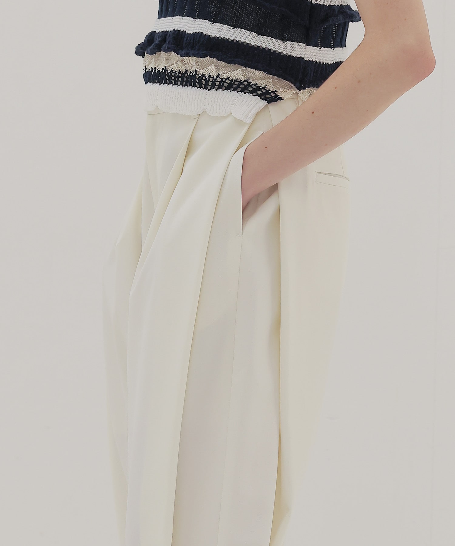 side volume tuck pants