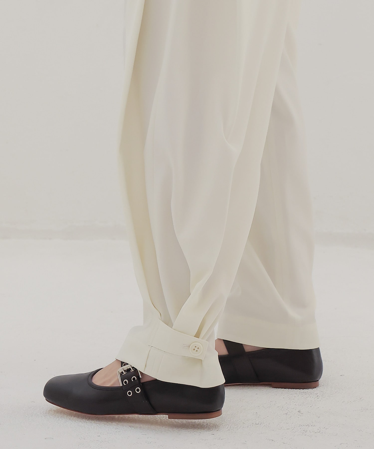 side volume tuck pants