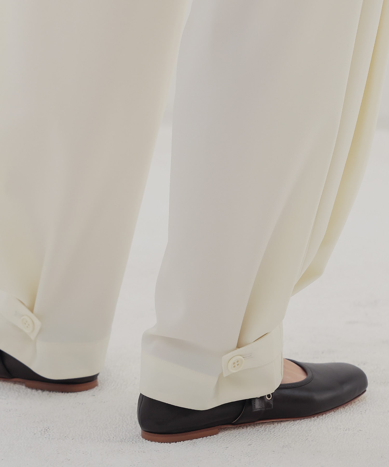 side volume tuck pants