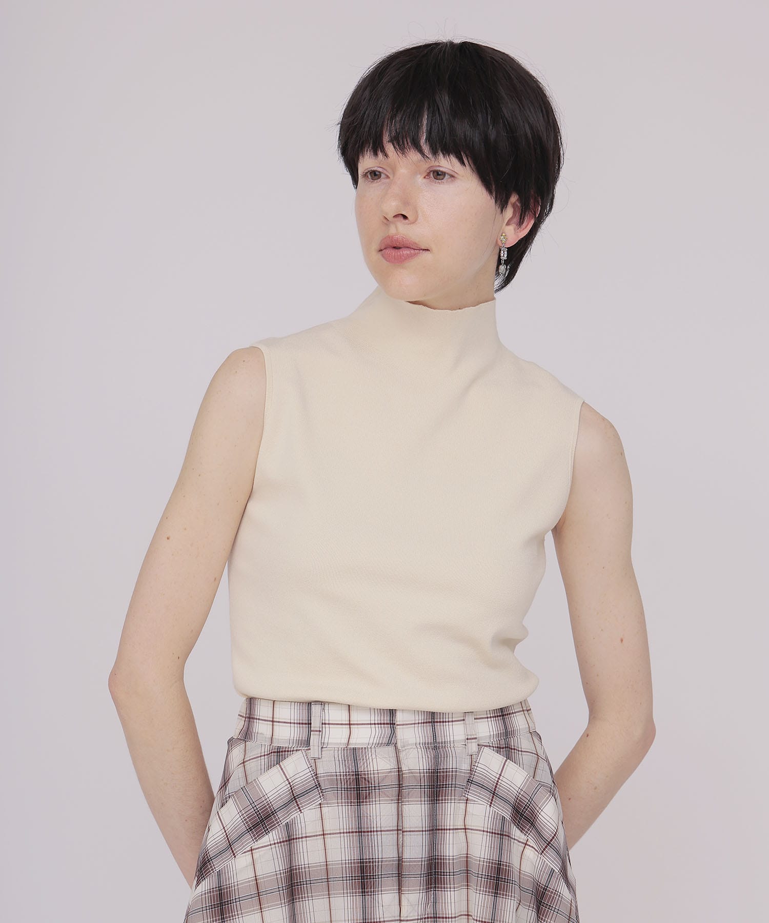 turtleneck sleeveless pullover