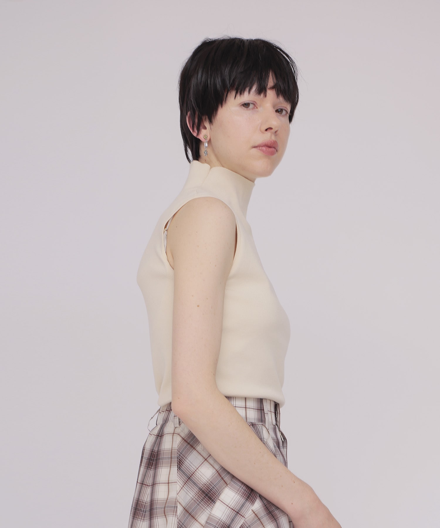 turtleneck sleeveless pullover