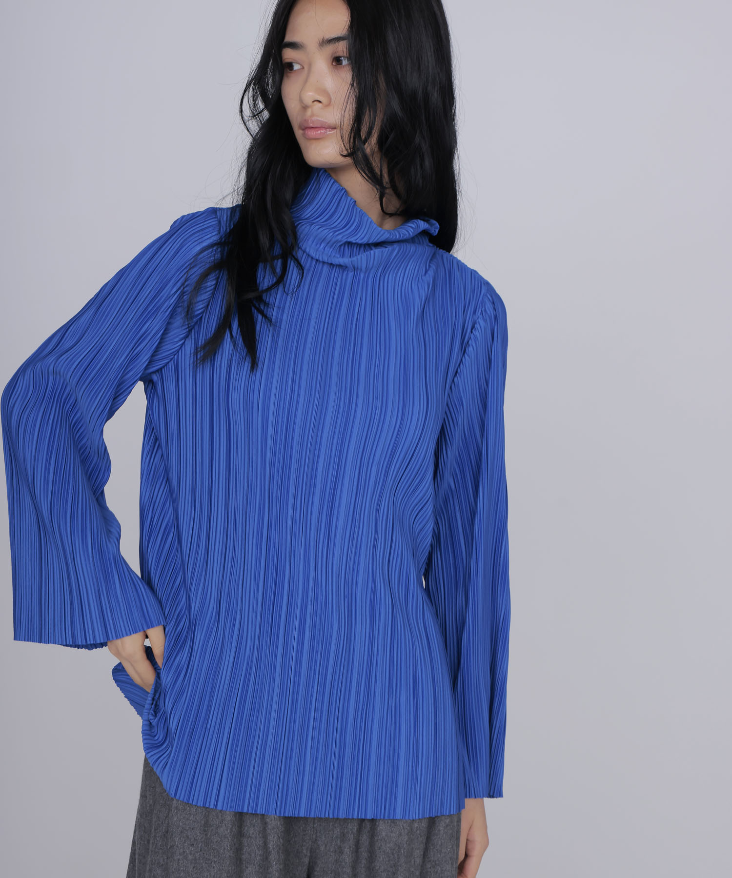 pleats funnel neck blouse