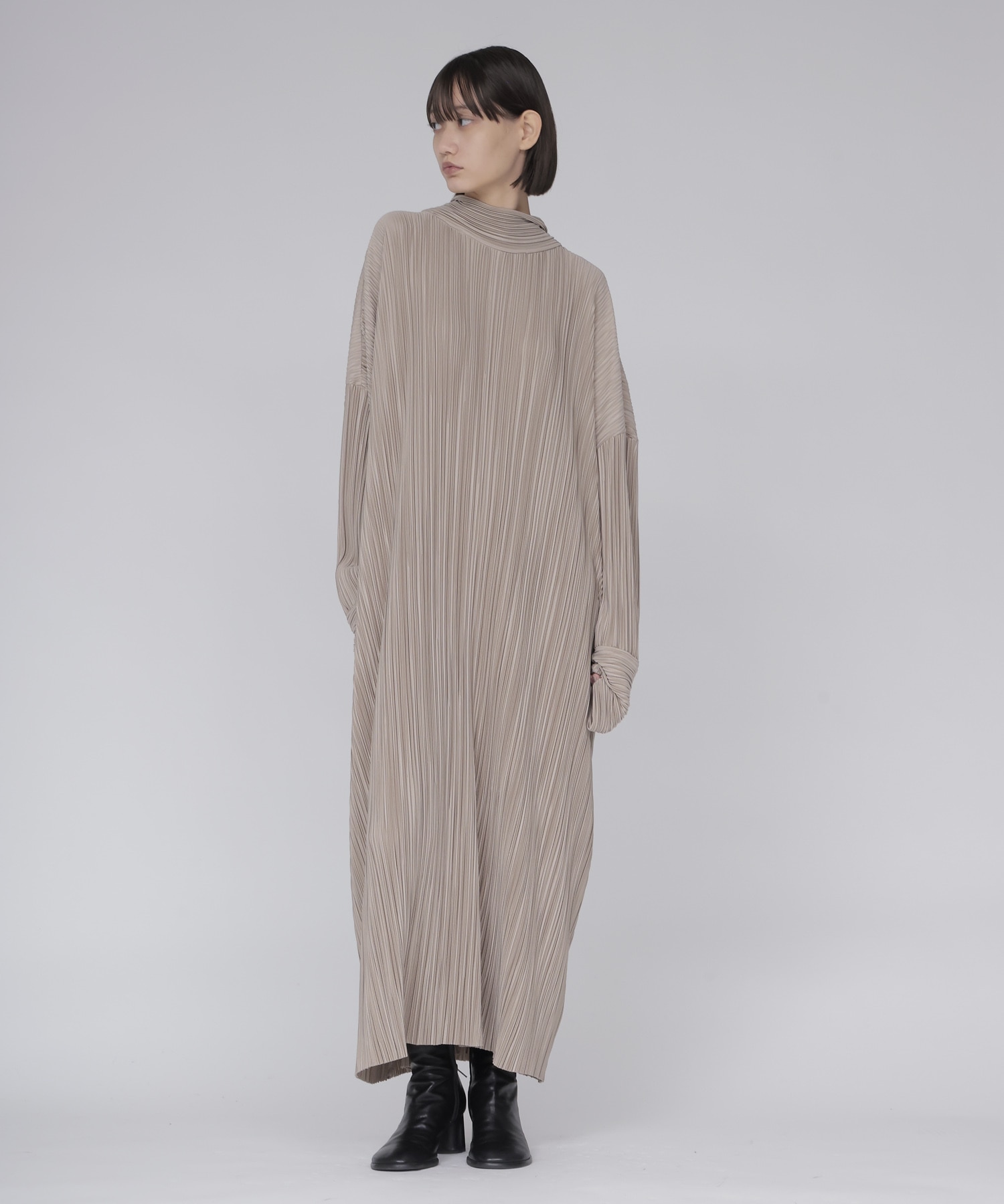 pleats funnel neck dress