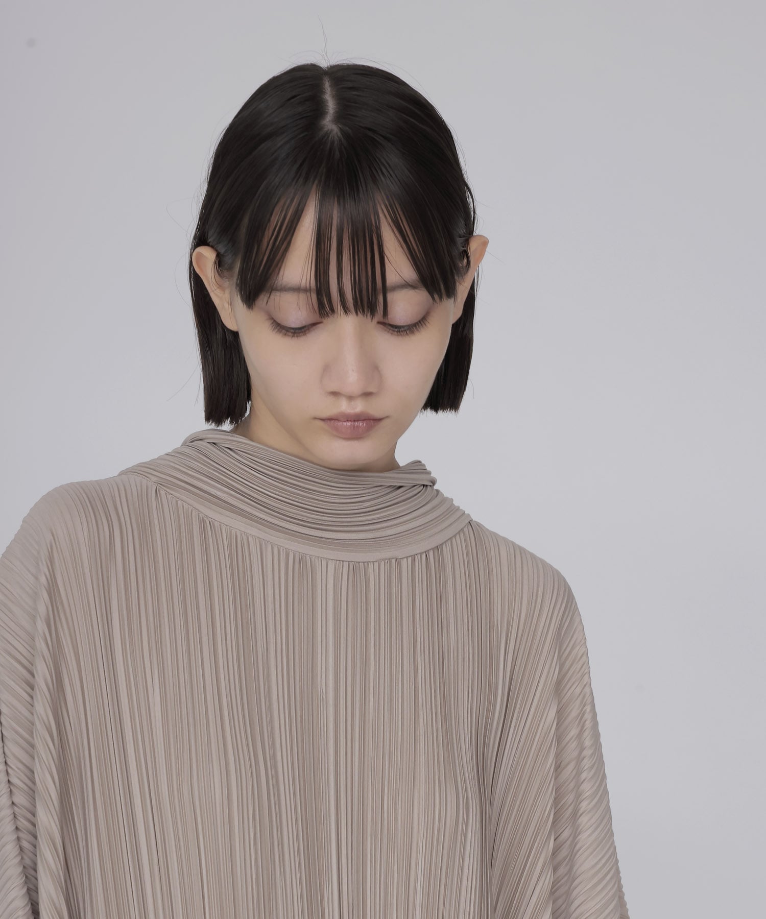 pleats funnel neck dress