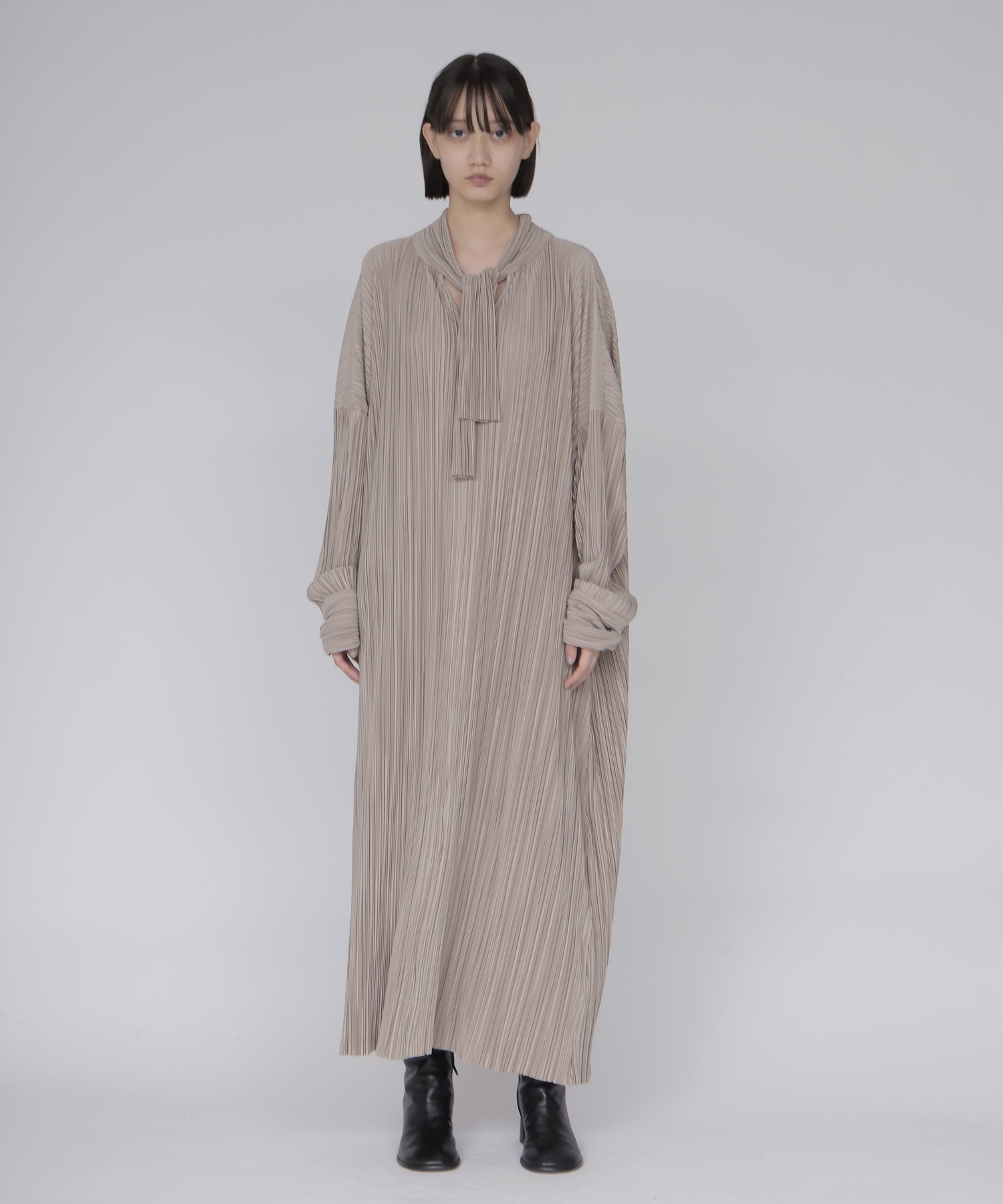 pleats funnel neck dress