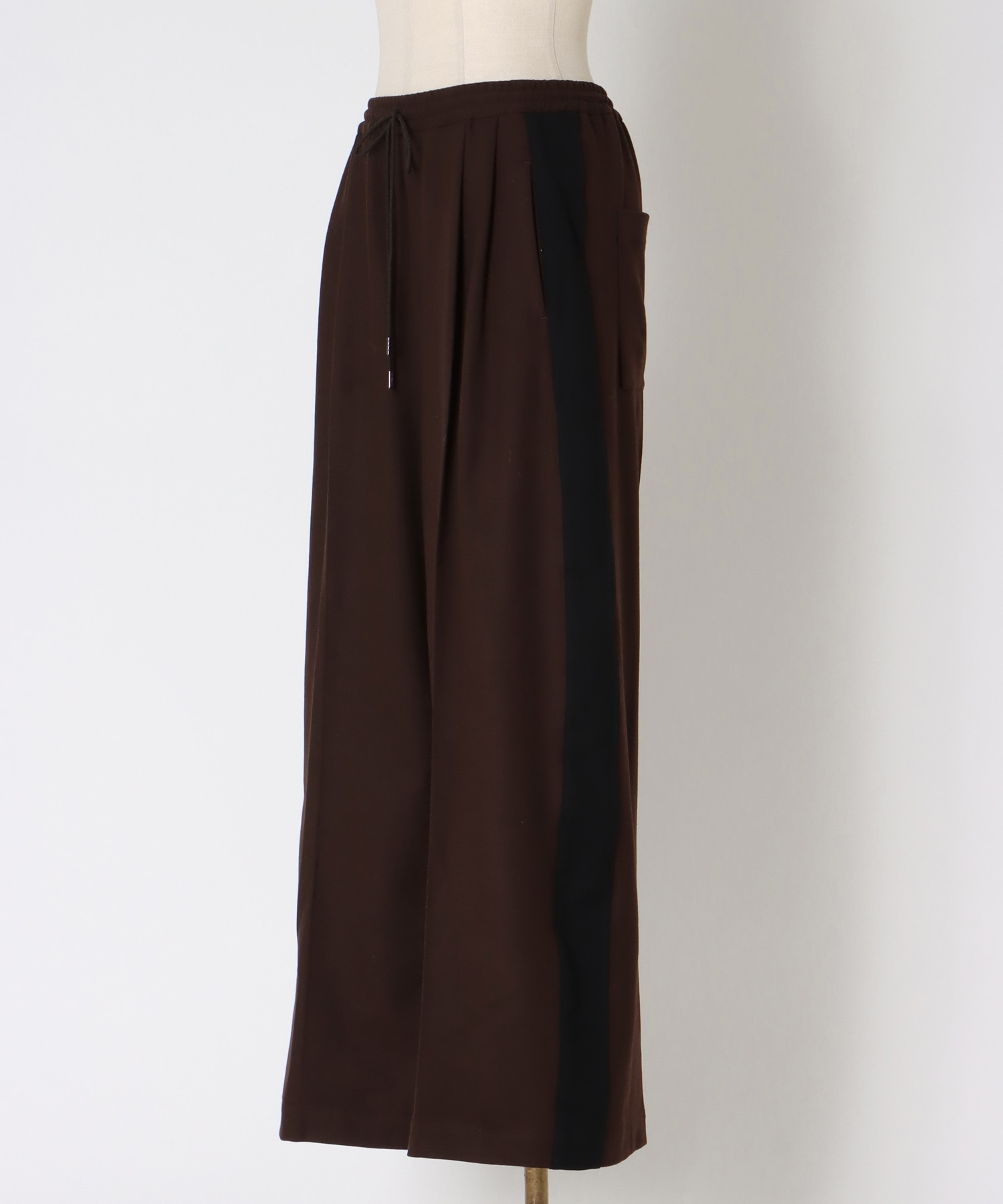 line wide pants