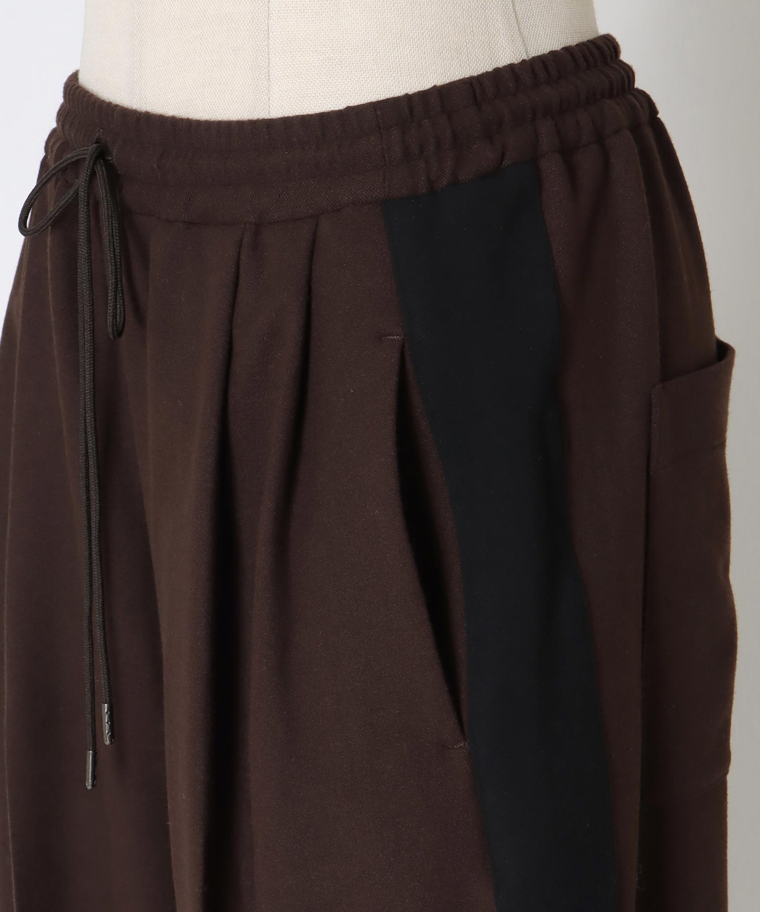line wide pants