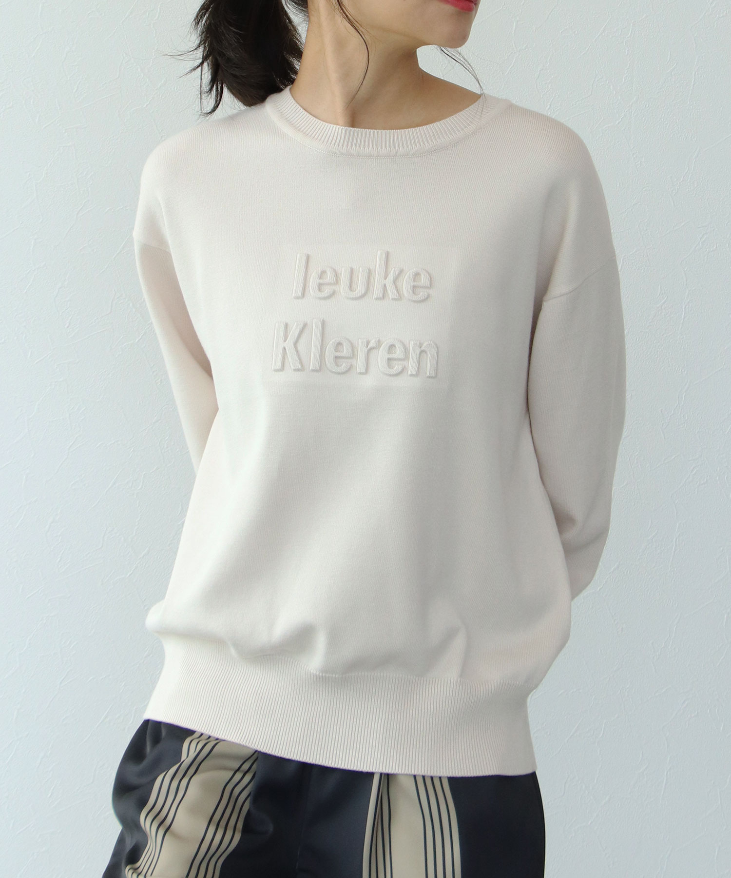 エンボスロゴクルーネックニットプルオーバー | AND ON JIONE STORE