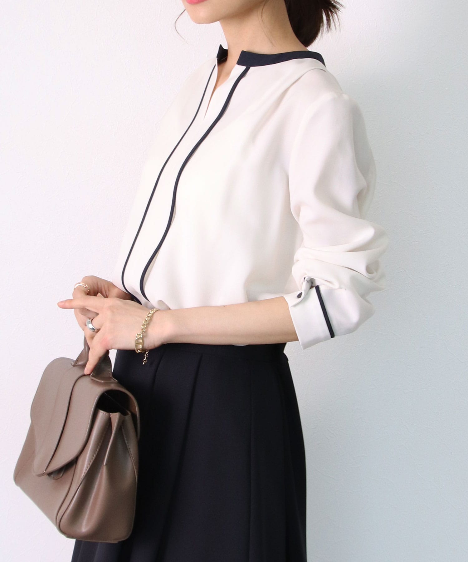バイカラーパイピング長袖ブラウス | AND ON JIONE STORE(アンドオン