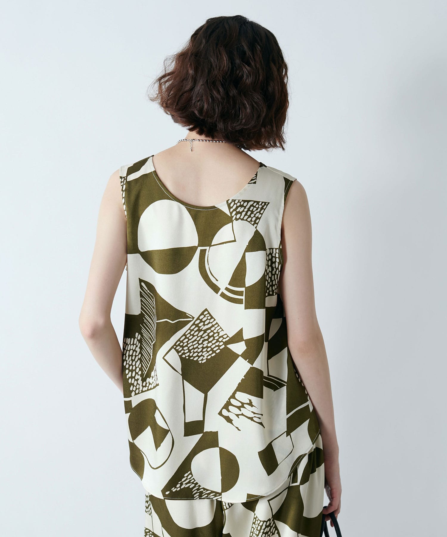 CHIGNON/シニヨン】前後2WAYアート柄ブラウス≪セット着用可 CHIGNON/シニヨン】前後2WAYアート柄ブラウス≪セット着用可