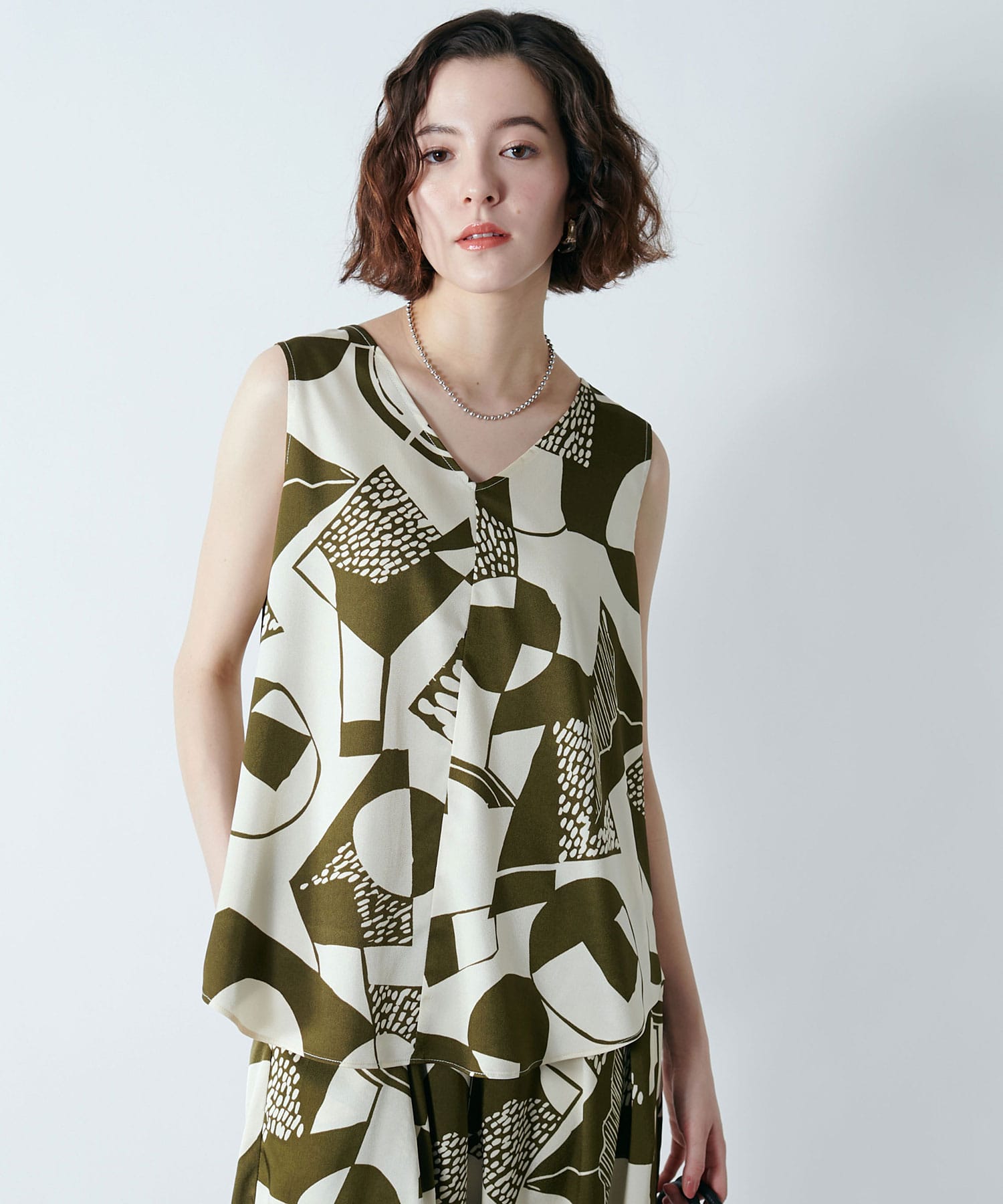 【CHIGNON/シニヨン】前後2WAYアート柄ブラウス≪セット着用可≫