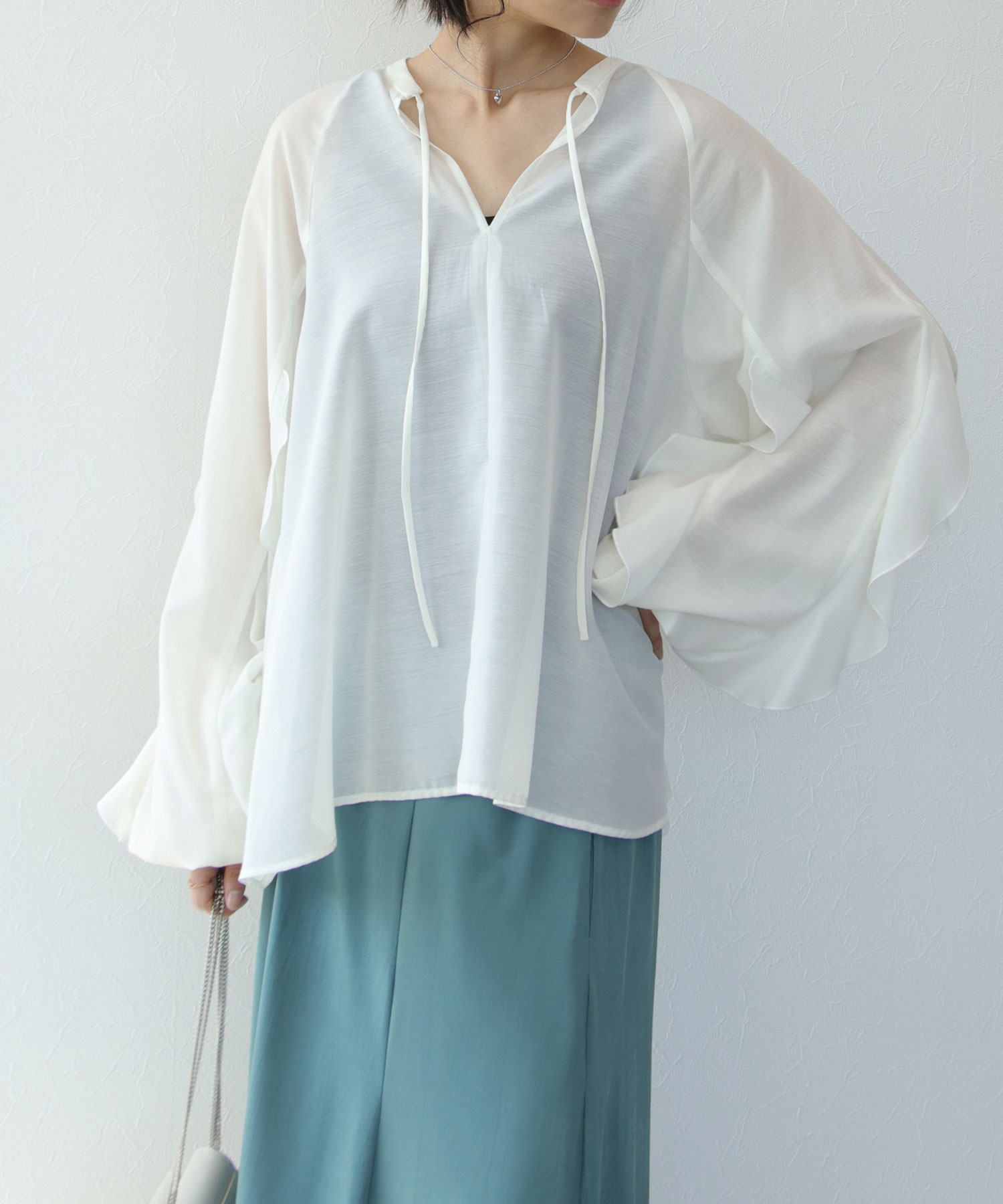 フリル袖スキッパーシアーブラウス | AND ON JIONE STORE  