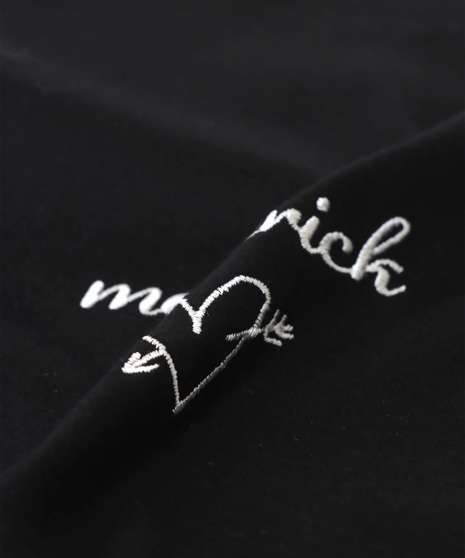 【MAISON MAVERICK PRESENTS/メゾンマヴェリックプレゼンツ】刺繍ロゴ半袖Tシャツ
